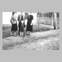 047-0005 Klein Ponnau 1942 vor dem Insthaus Lange. Charlotte Kollien mit ihren Geschwistern Franz und Anna Rafalski und ihrem Sohn Heinz.jpg
